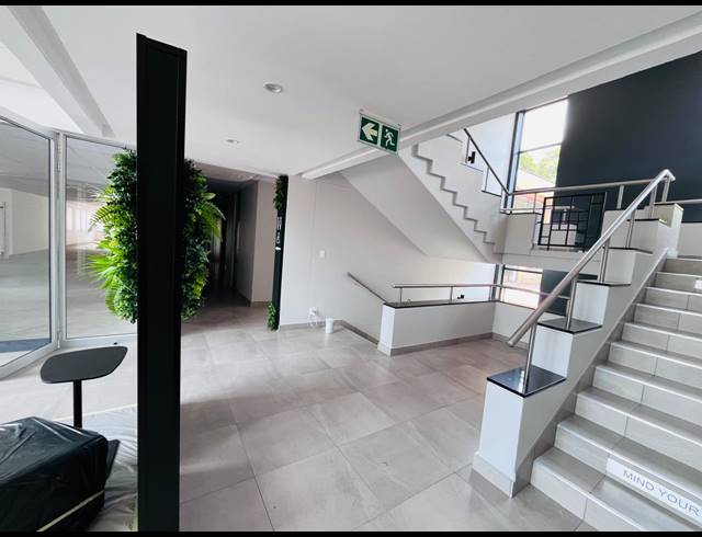379M² OFFICE TO LET IN VORNA VALLEY